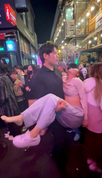 146&nbsp;погибших и 150&nbsp;раненых: как в&nbsp;Сеуле отметили Хэллоуин 