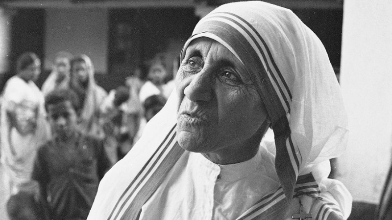 Частный самолет и дружба с&nbsp;мафией. Как мать Тереза стала святой за&nbsp;чудеса, которых не было 