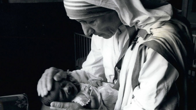 Частный самолет и дружба с&nbsp;мафией. Как мать Тереза стала святой за&nbsp;чудеса, которых не было 