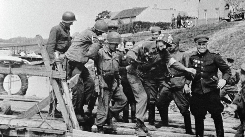 США запретили посольству России возложить венки к мемориалу "Дух Эльбы"